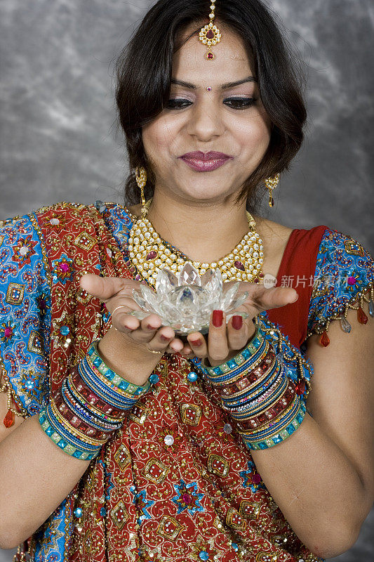 新婚的传统印度年轻女子