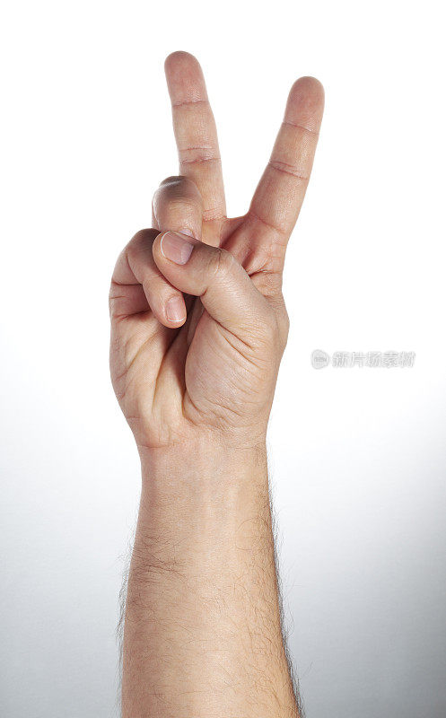 手显示胜利和和平的标志，近距离孤立