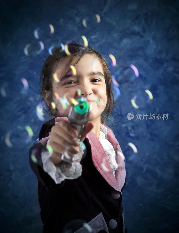 年轻女孩用泡泡枪射击