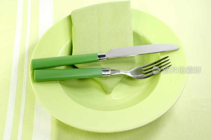 餐具:盘子、碗、刀叉和餐巾