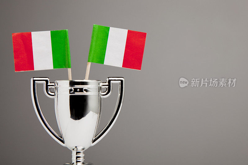 获胜者的奖杯与意大利国旗