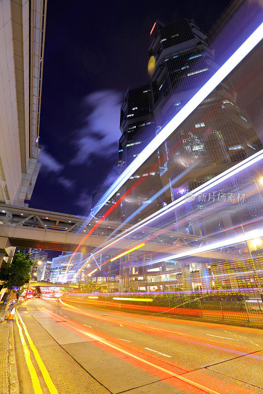 香港市内夜间的交通状况