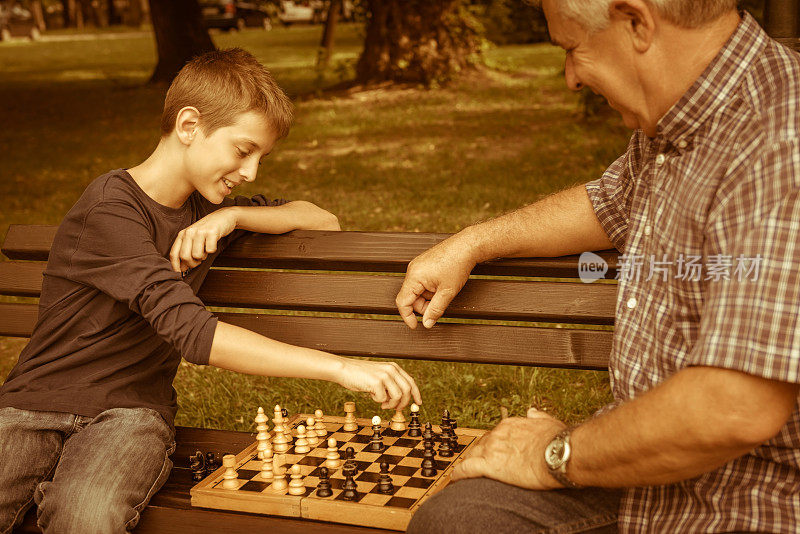 爷爷和孙子在公园里下棋