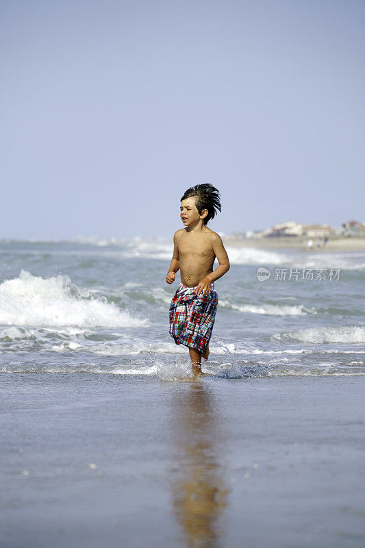 小男孩在海浪中奔跑