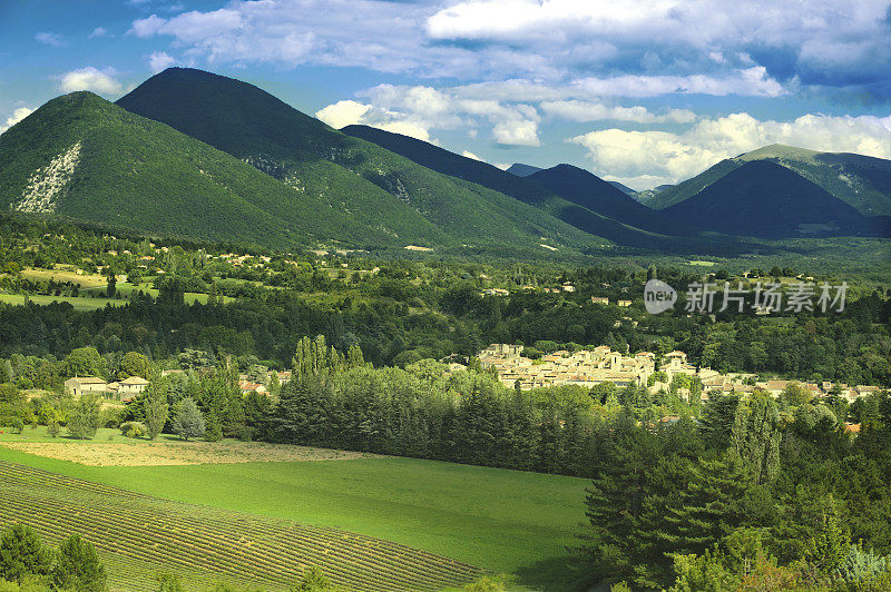 位于法国山谷中的普罗旺斯村