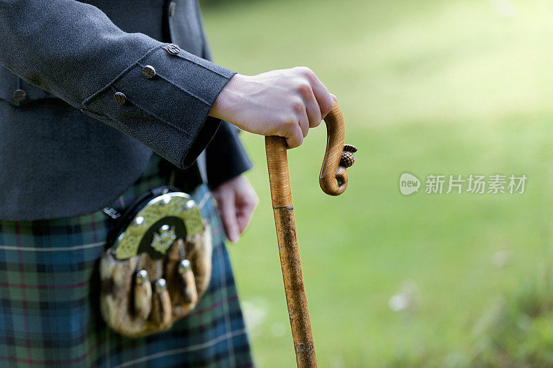 苏格兰方格呢，毛皮袋和手杖