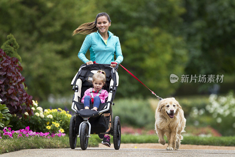 慢跑的女人和她可爱的金毛猎犬和小女孩