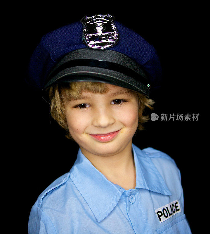 可爱的小男孩扮演警察。