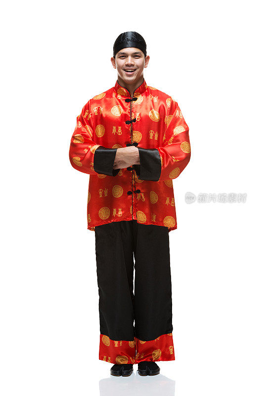 微笑的男人穿着中国传统服装