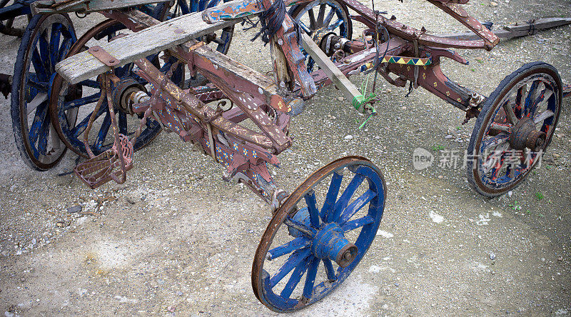 破旧的马车和轮子