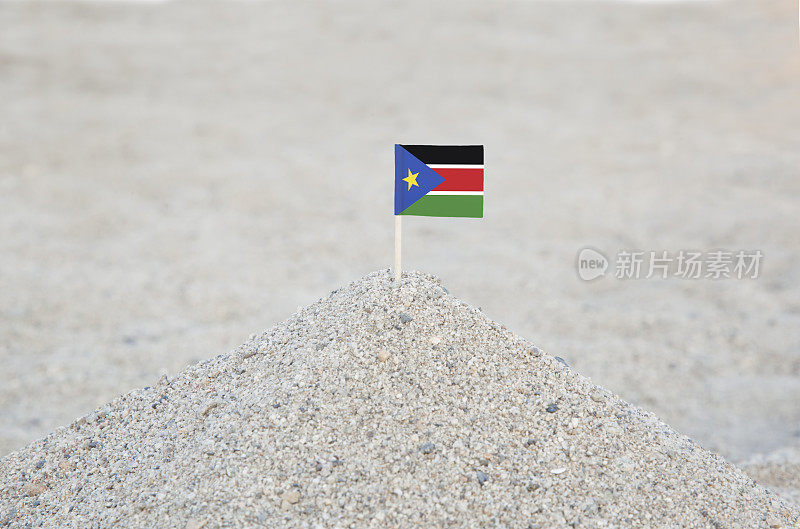 海滩上的南苏丹国旗