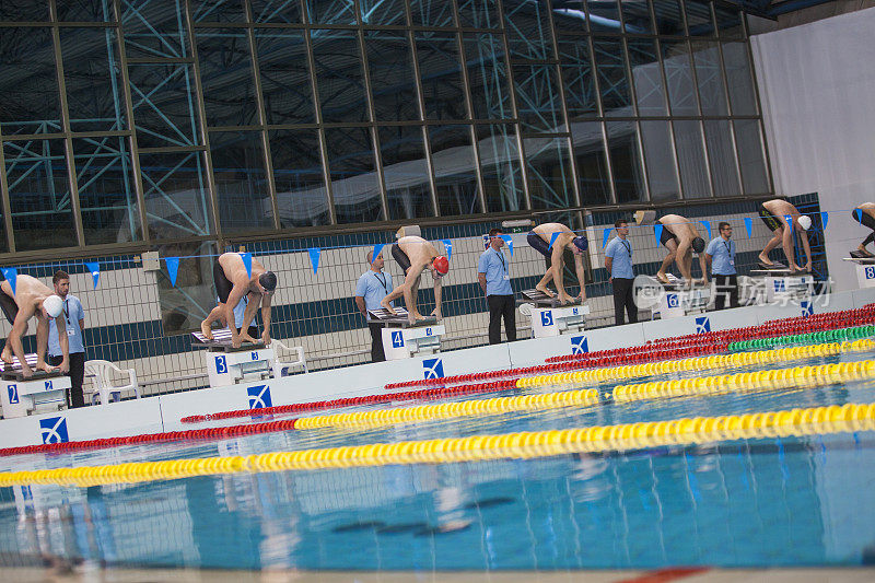 男子游泳运动员在起跑台上