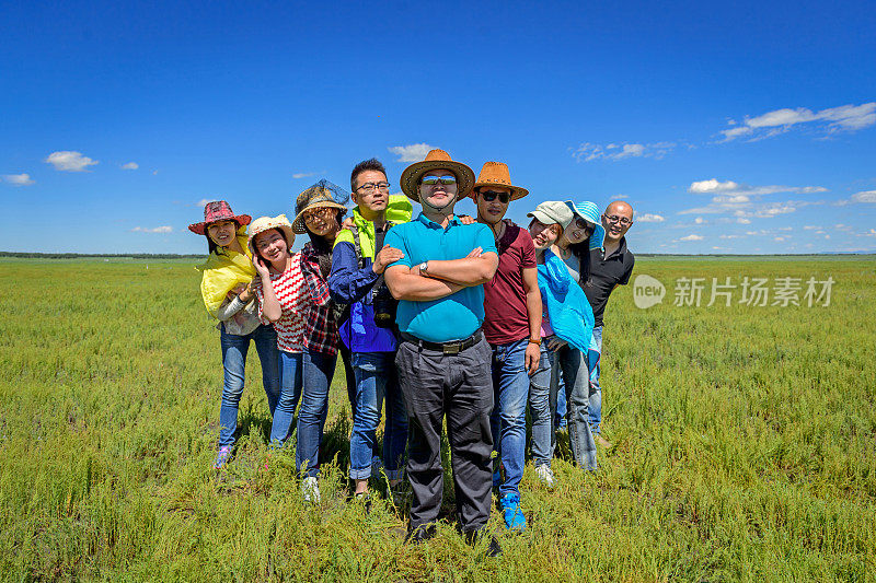 朋友们聚在一起玩得很开心