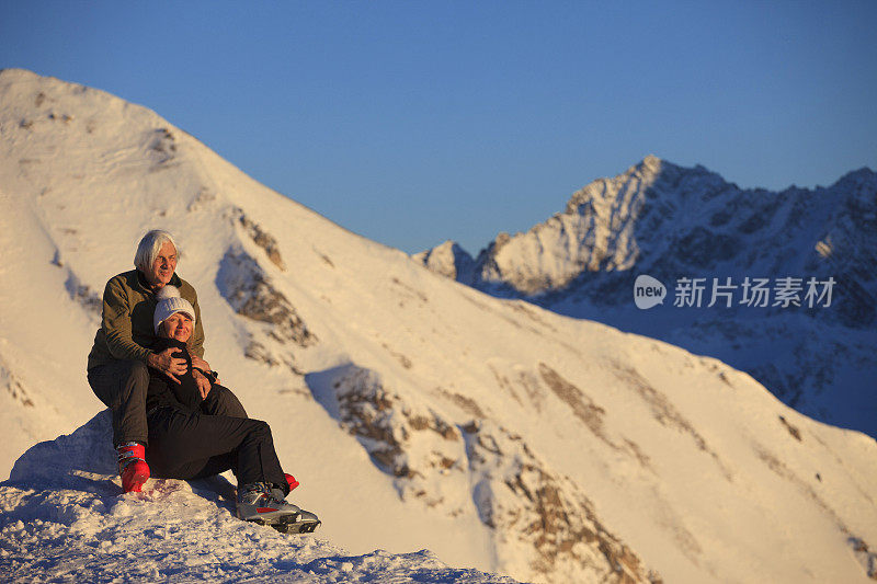 滑雪者夫妇老年男女享受高山景观