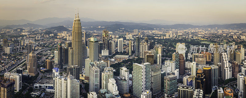 吉隆坡双子星塔拥挤的摩天大楼城市景观空中全景马来西亚