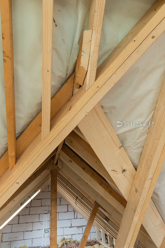 英国新建家庭住宅木质屋顶梁在阁楼
