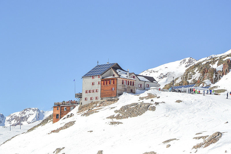 贝拉风景小屋雪山山顶上的冰川senales