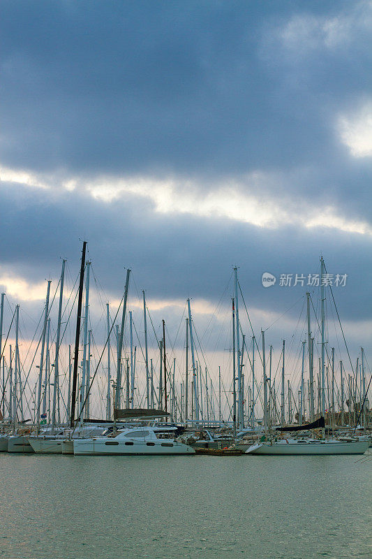 西西里岛黄昏阴天下停泊的帆船