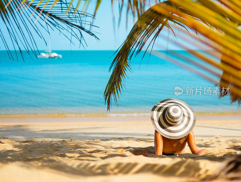 热带海滩上的女子