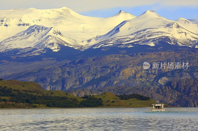 巡游进入阿根廷湖，白雪皑皑的山脉和冰川，巴塔哥尼亚