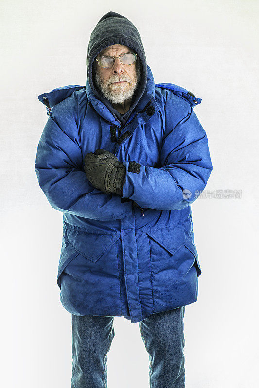 寒冷的成年男子在冬季夹克和帽衫皮大衣