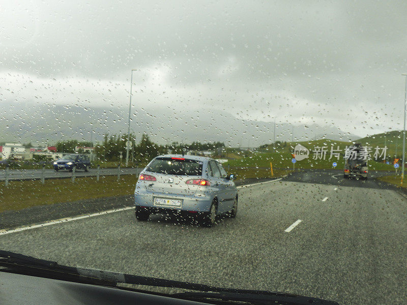 在雨中开车