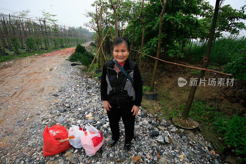 女人(60岁以上)在中国广州的乡下令人震惊