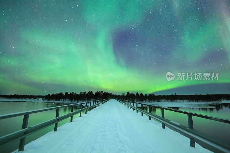 冬季芬兰拉普兰的一座桥上的北极光