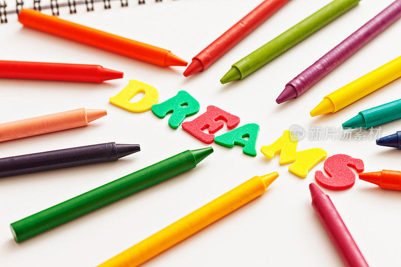梦想是彩虹蜡笔上的字母:想象力、灵感和创造力