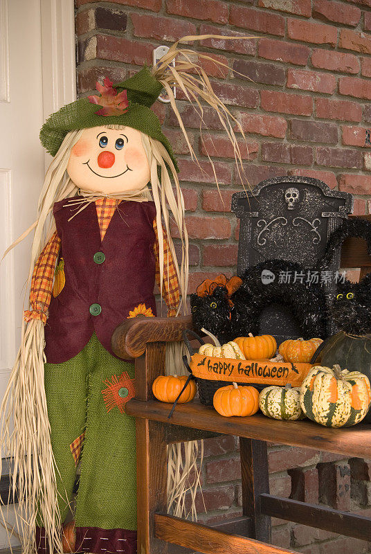 秋天的南瓜和稻草人，房子前门廊万圣节装饰