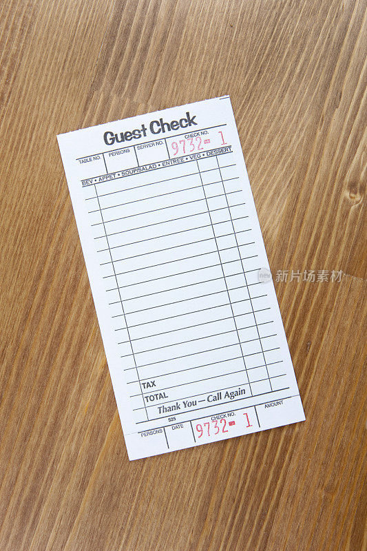 餐厅客人在桌子上检查账单