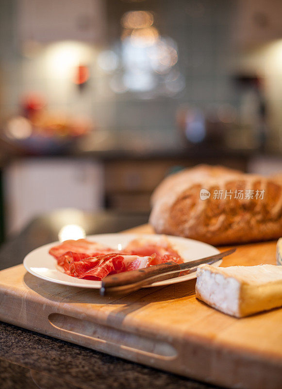 火腿，奶酪和面包放在木制面包板上