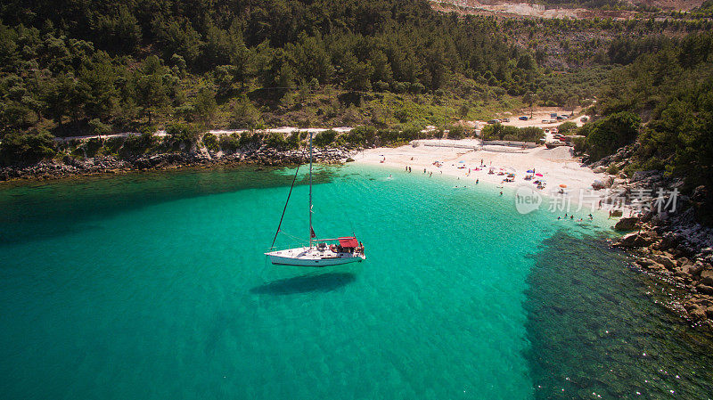 一艘帆船停泊在希腊萨索斯岛大理石海滩附近