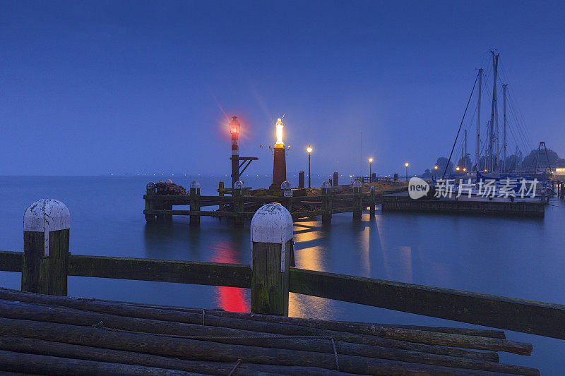 荷兰渔村Volendam的港口入口