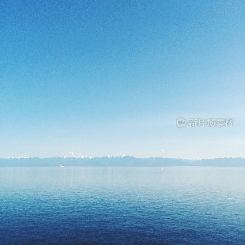 清澈的蓝天下有湖泊和奥运山