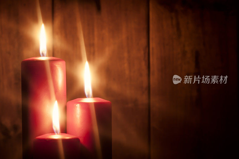 木头上的三支红烛——圣诞之光