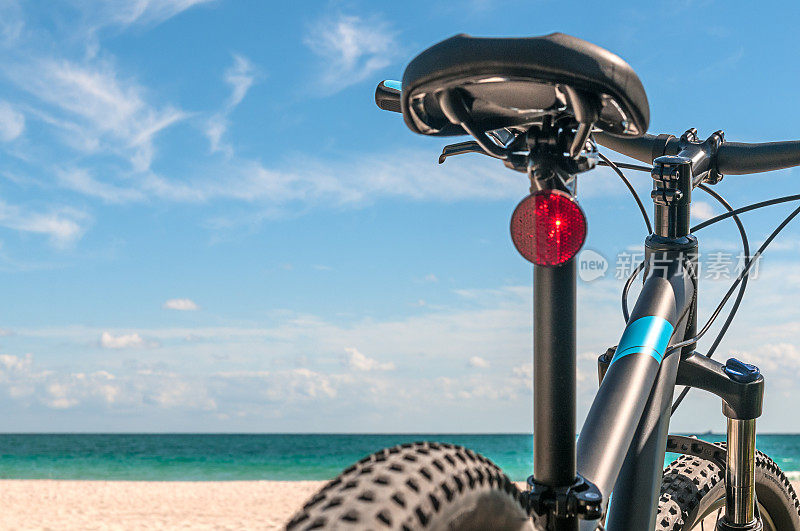 沿着迈阿密海滩的海岸线骑车
