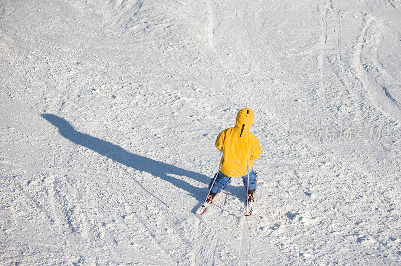 年轻滑雪者