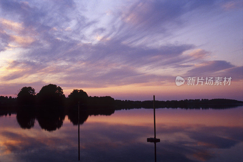 湖边的日落