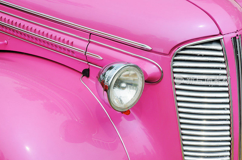 经典的粉红色热杆车在公开展示