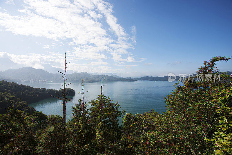 台湾远光，日月潭岸边，绿树成荫的小山