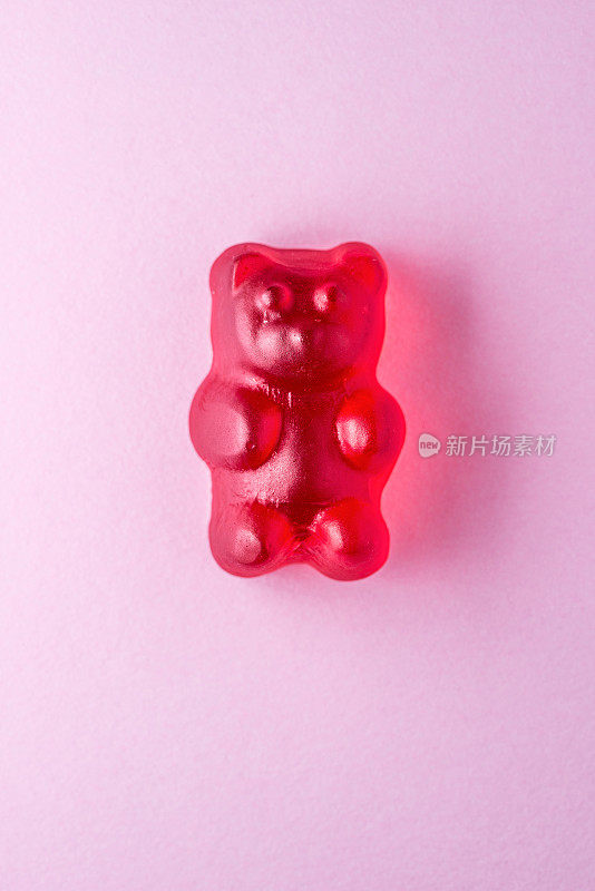 红色小熊软糖在粉红色的纸上
