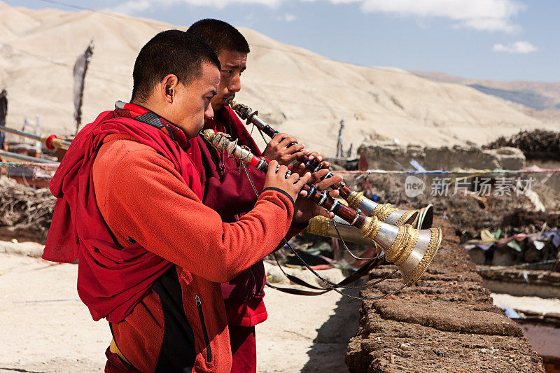 西藏僧人吹奏佛教号角