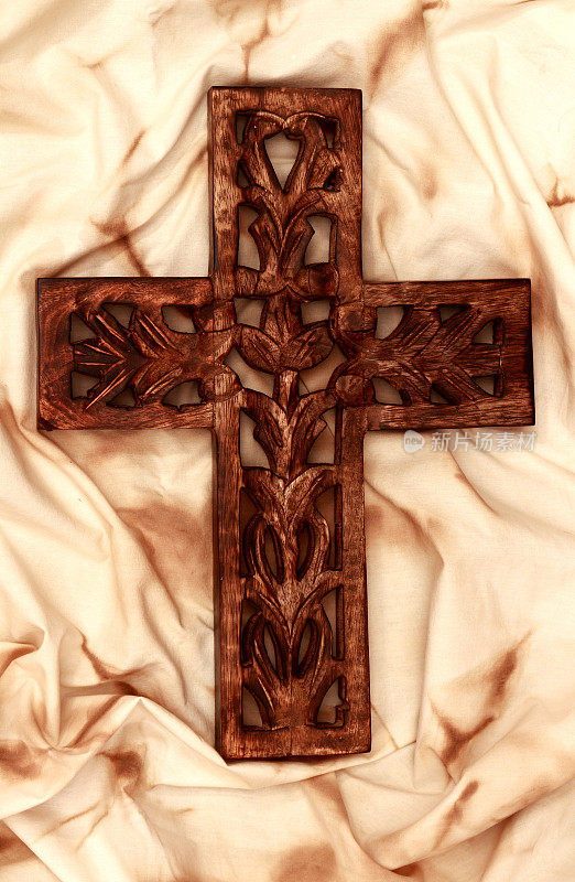 宗教:在织物上雕刻木制十字架