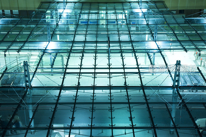 夜间机场入口，透过玻璃屋顶高架观景