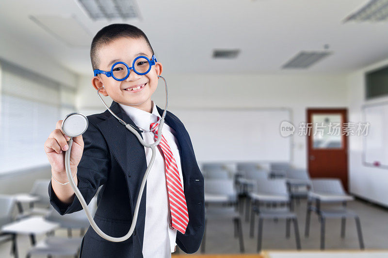 快乐微笑的小商务男孩在会议厅的背景