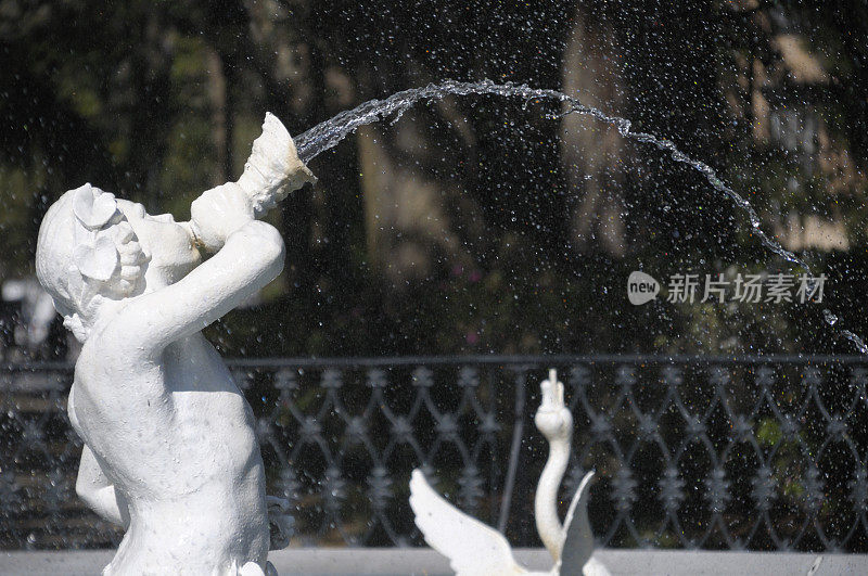 喷泉里有一个男孩射水的石膏雕像