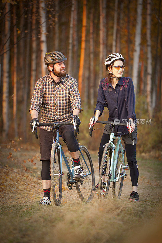 一对夫妇停在自行车上欣赏风景