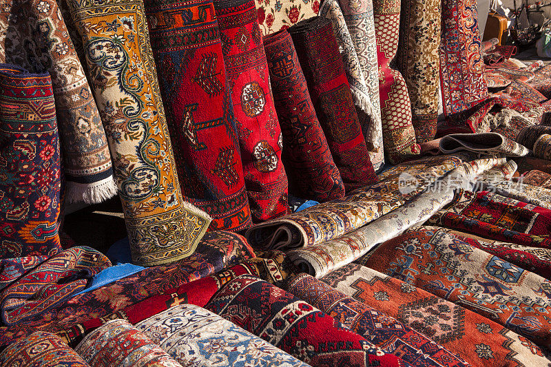 跳蚤市场的旧地毯，