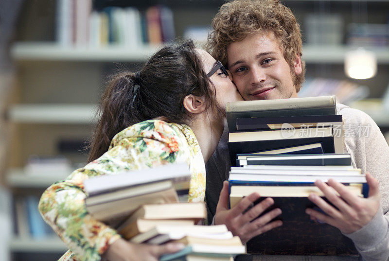 图书馆里一对正在接吻的年轻情侣